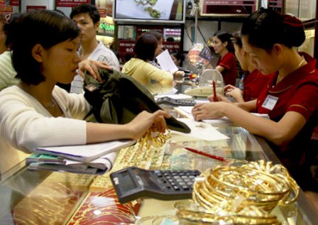 Hoạt động kinh doanh mua bán vàng miếng tại các doanh nghiệp sẽ được NHNN thanh tra.